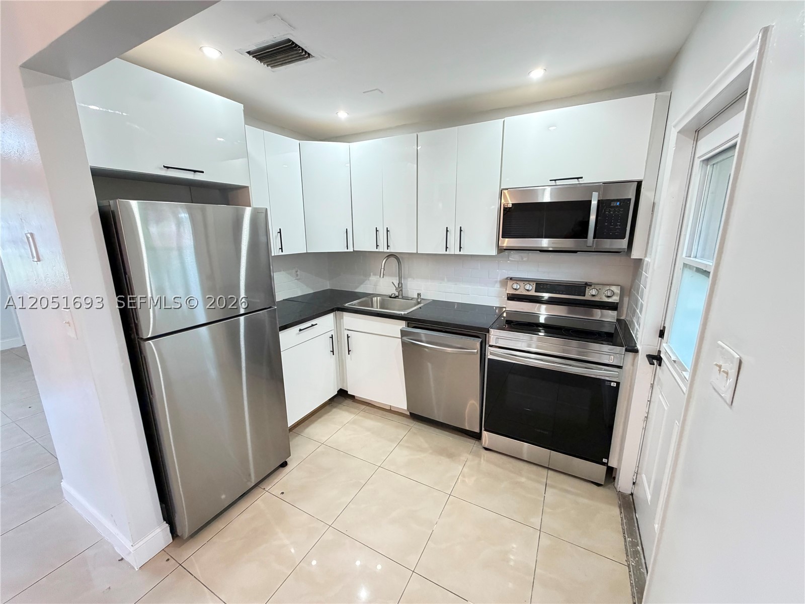 HOLLYWOOD LITTLE RANCHES - Residential Lease