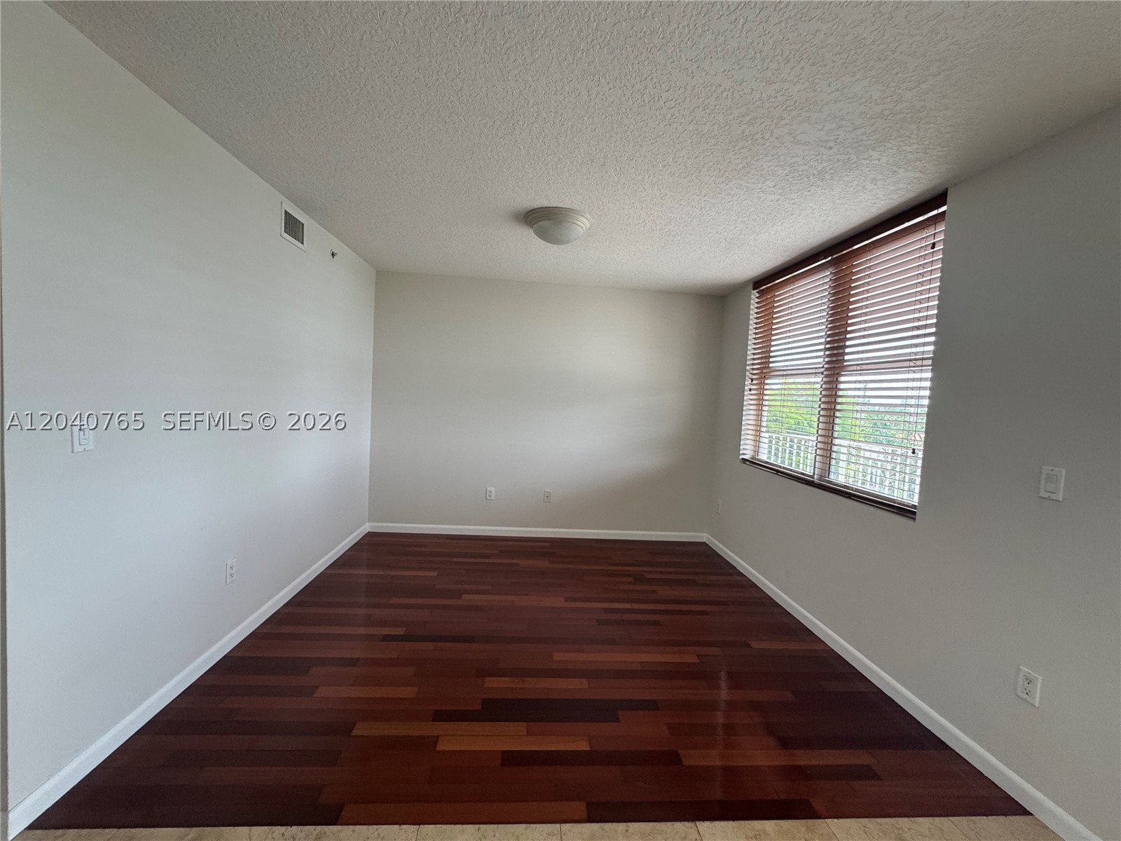 BREEZE CONDO - Residential