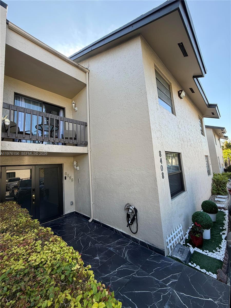 Beautiful townhouse in the heart of Fontainebleau! This stunning 4-bedroom, 3-bathroom residence offers the perfect blend of comfort and convenience. Enjoy a spacious and private terrace, ideal for outdoor dining and entertaining. Peace of mind is guaranteed with a roof only 3 years old. Superbly located near major highways (826/836), Mall of the Americas, and top-rated schools. This central gem is move-in ready and waiting for you!