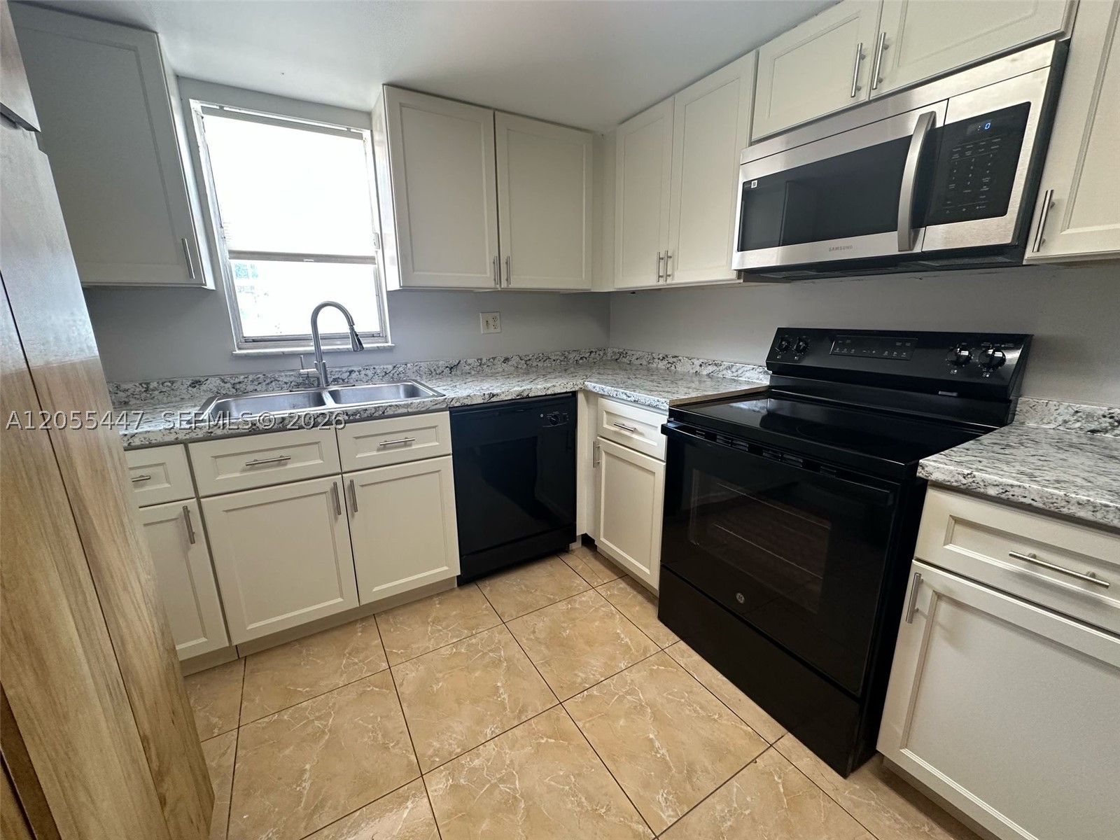 BRIGHT & SPACIOUS 2/1/1 IN DAVIE! BIG PATIO SPACE. WASHER/DRYER IN UNIT. GREAT INVESTMENT PROPERTY. LOCATION IS GREAT! CLOSE TO NOVA SCHOOL, UNIVERSITIES, SHOPPING CENTERS, 595 EXPRESSWAY, FORT LAUDERDALE BEACHES.