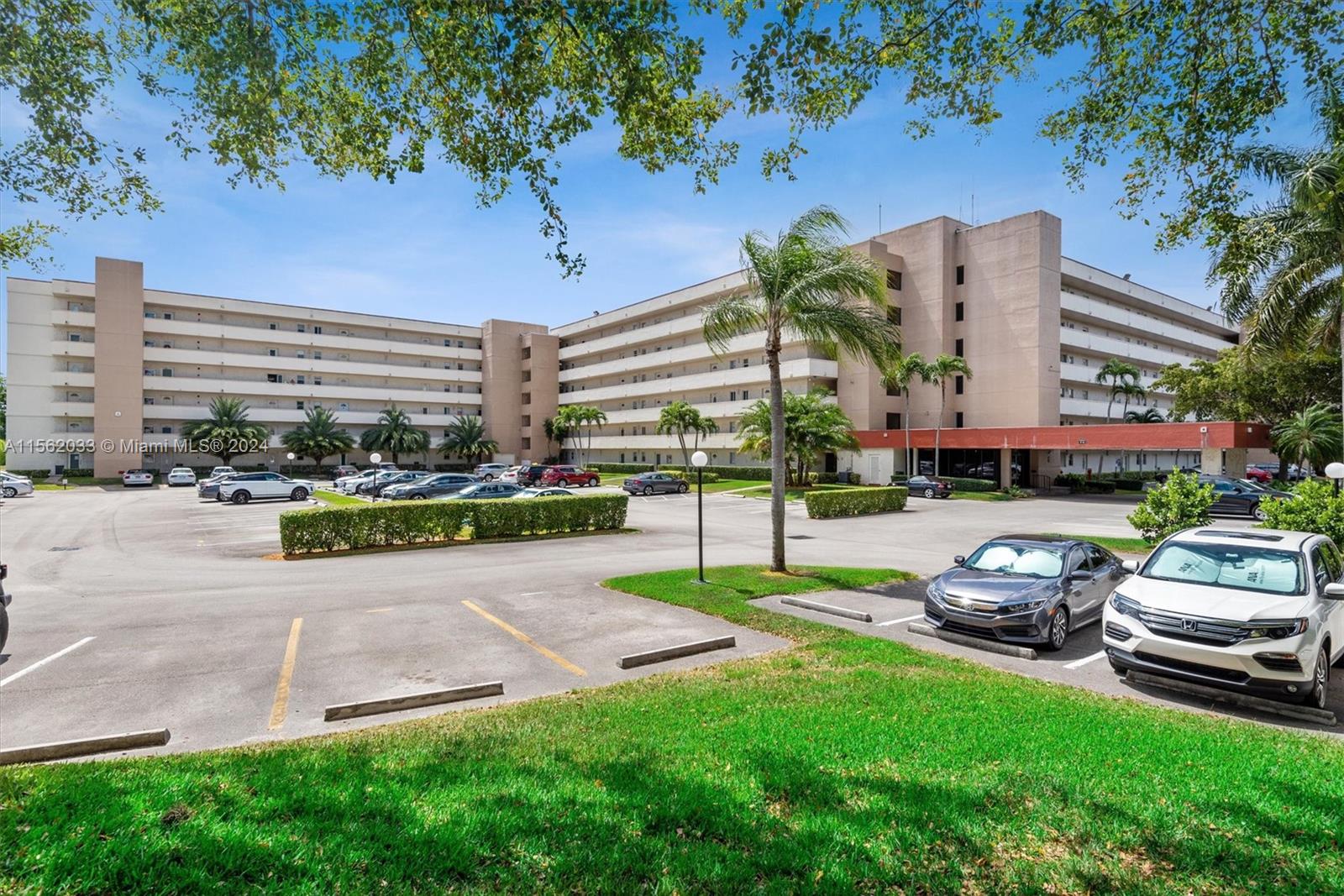 HOLLYBROOK GOLF AND - Residential