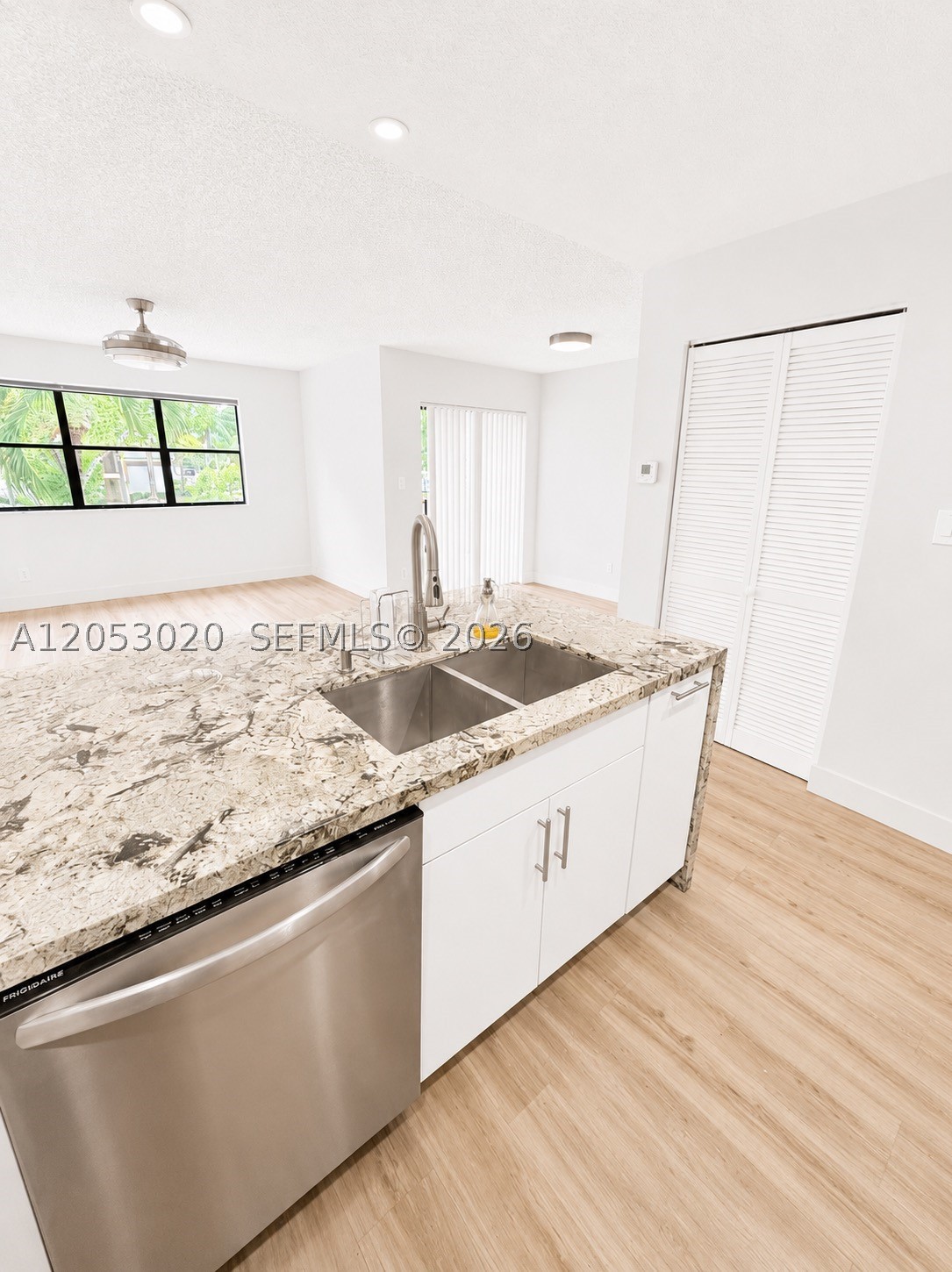 HOLLYWOOD PARC CONDOMINIU - Residential Lease