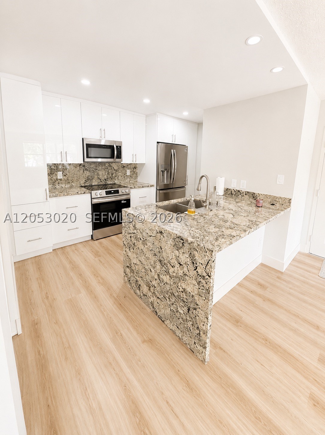 HOLLYWOOD PARC CONDOMINIU - Residential Lease