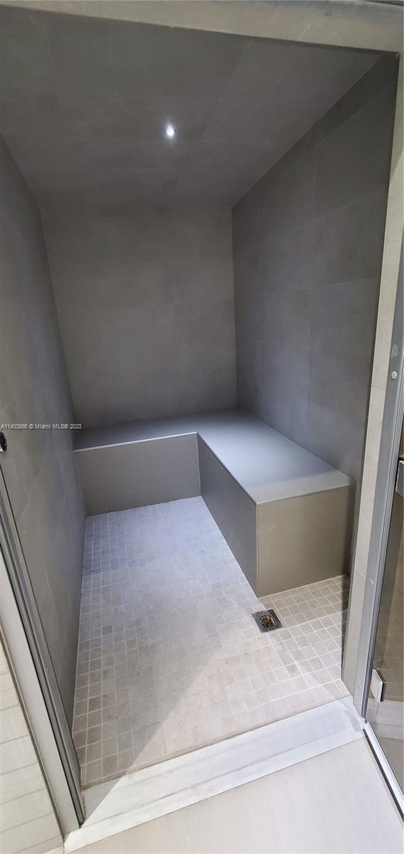 THE ROYAL CLUB CONDO - Residential Lease