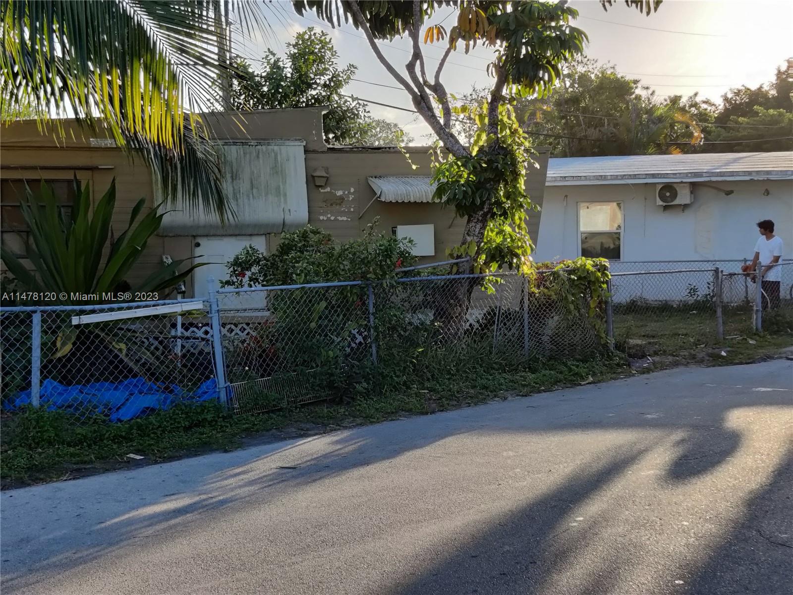 FOR SALE   LAND  DOUBLE    WITH  A  3/2   TRAILER   INCLUDING  GREAT  LOCATION    THIS  NORTH NORTH MIAMI   INTERESTED  CALL   LISTIN ANA
