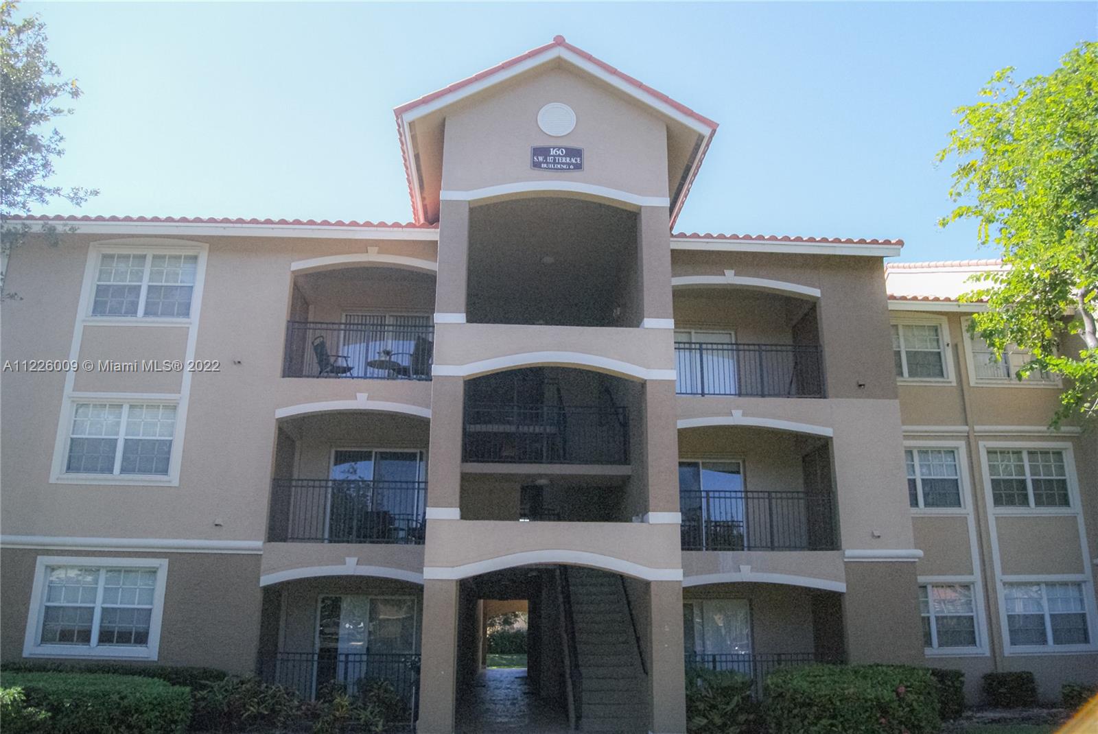 Beautiful garden and canal view 1 Bedroom / 1 Bathroom spacious apartment, great for entertainment! Located in the heart of Pembroke Pines. Resort Style community, elegant clubhouse, fully equipped gym, BBQ/ Picnic area, children's playground and resort-style pool. A+ Schools. Near shopping malls, restaurants and major highways. Tenant Occupied until 12/31/2022