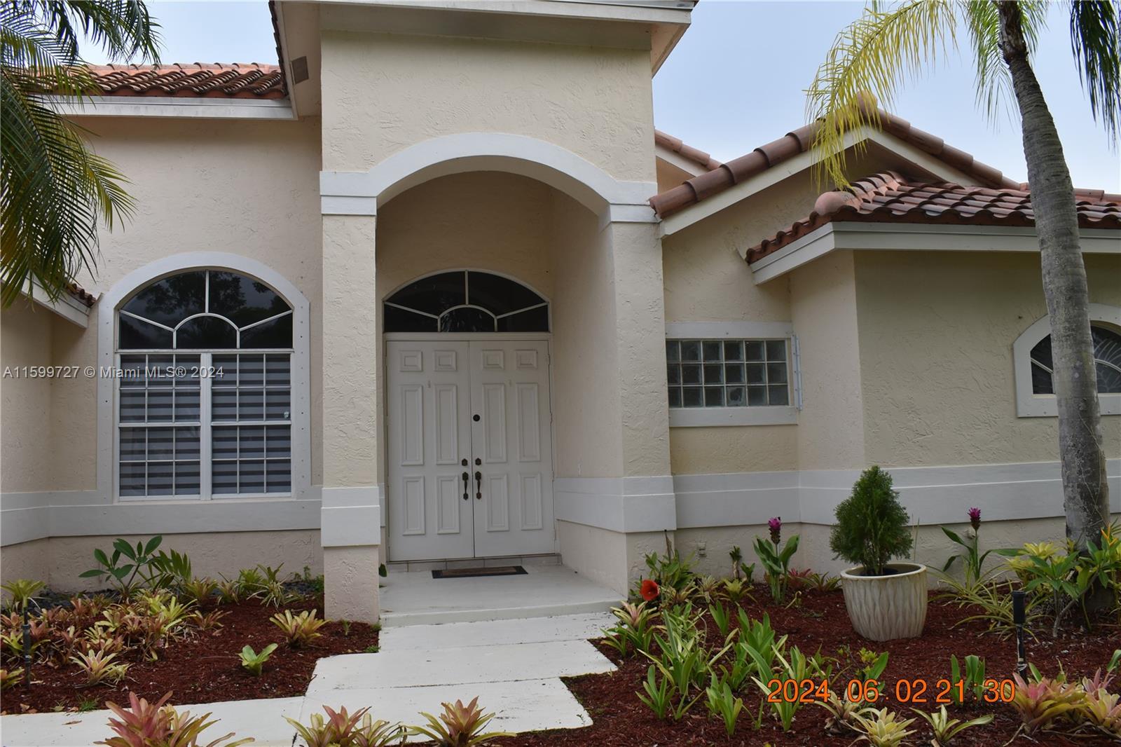 This is a room inside the house with private bathroom.FOR ONE PERSON Sharing the house NO private entrance, Good size, furnished.Includes all utilities and Internet. Close to shopping area. Driveway parking space. Call for more information