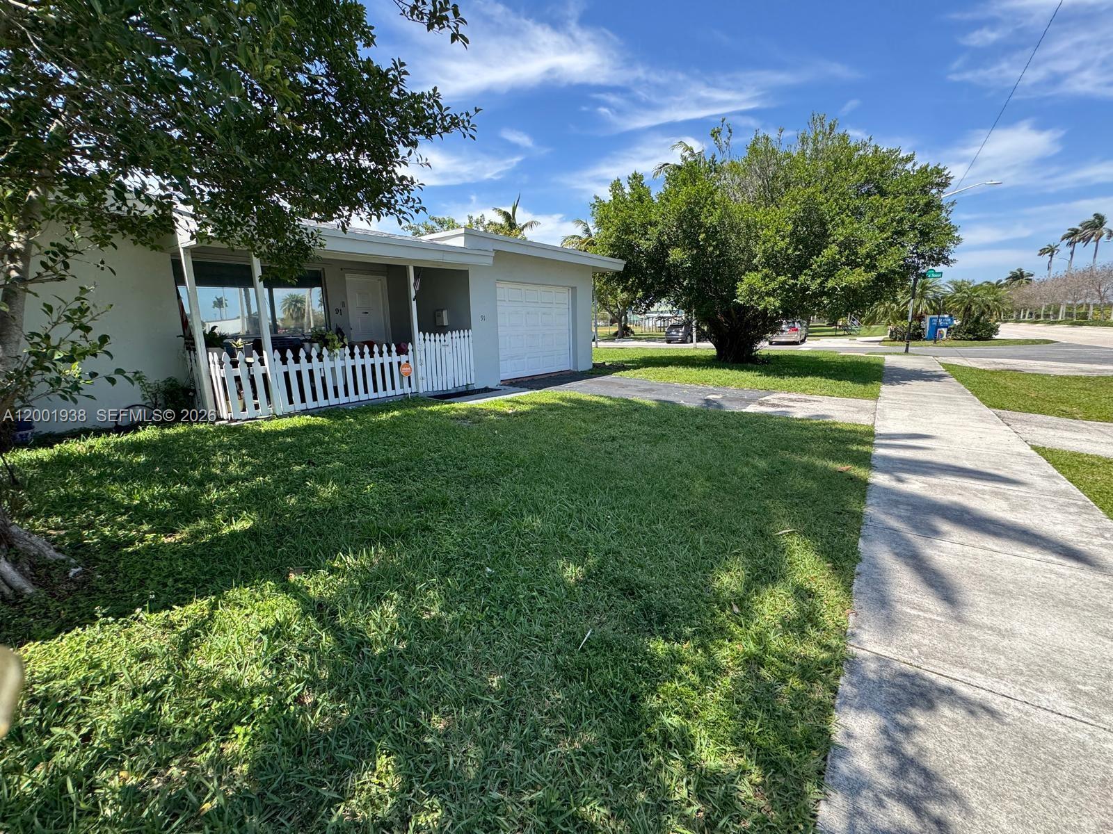 DANIA COUNTRY CLUB ESTATE - Residential