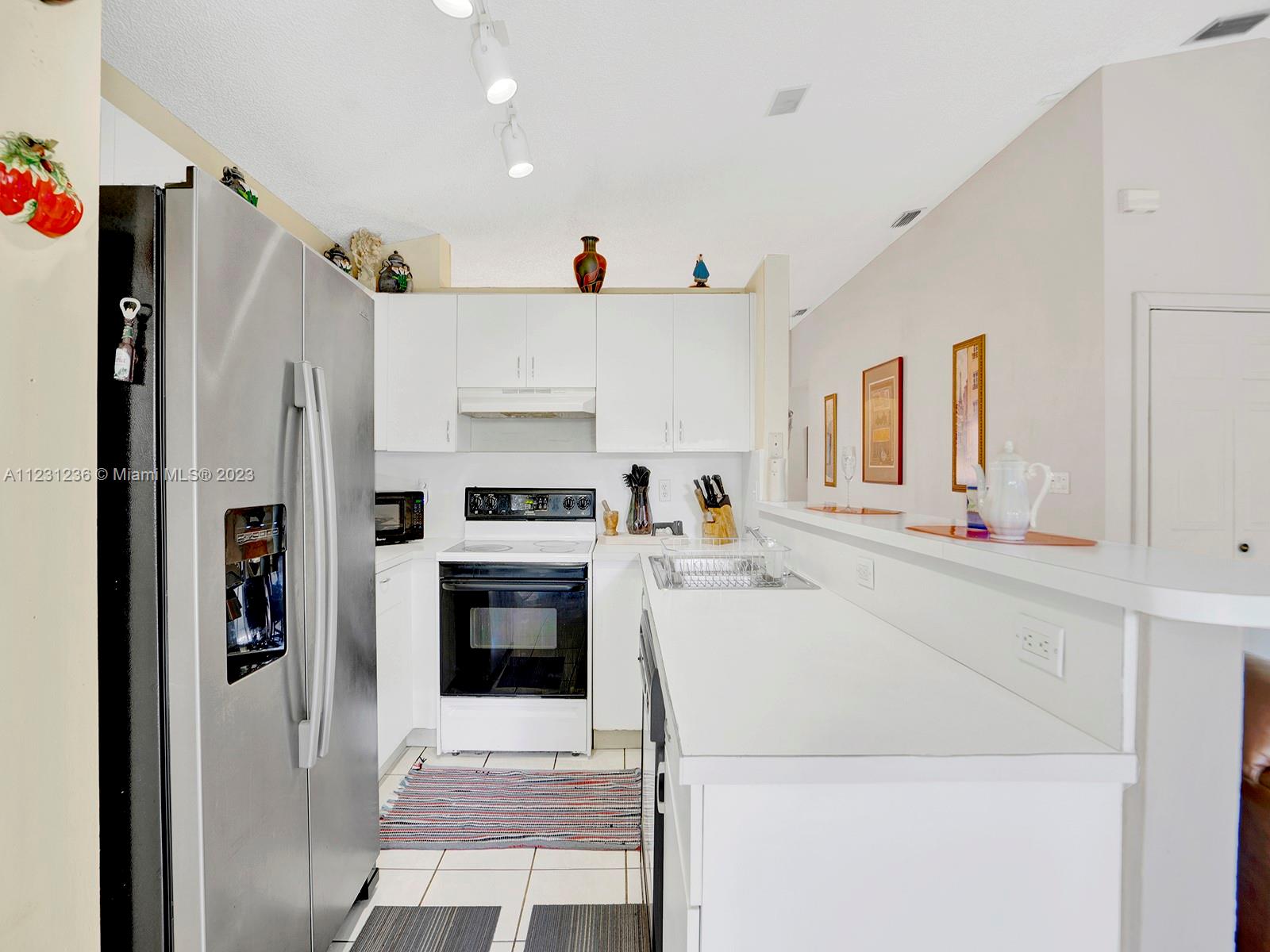 WEST GARDEN HOMES AT LAGO - Residential