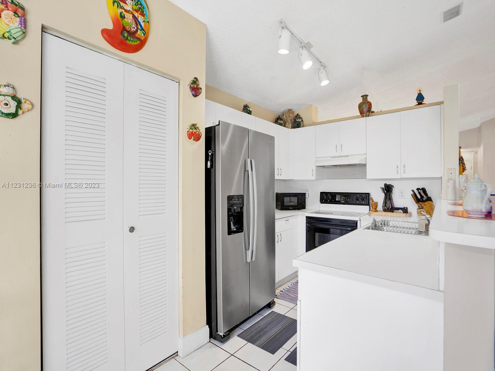 WEST GARDEN HOMES AT LAGO - Residential