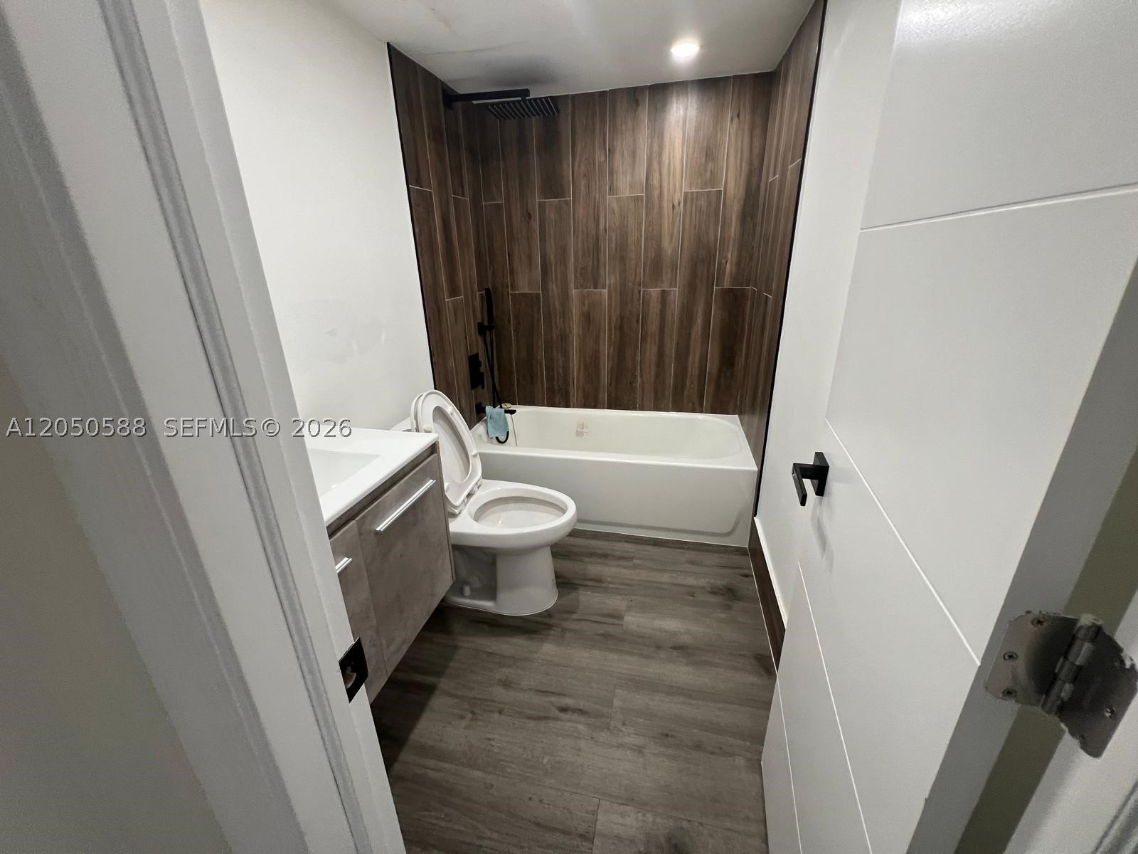 OAKS CONDO - Residential Lease