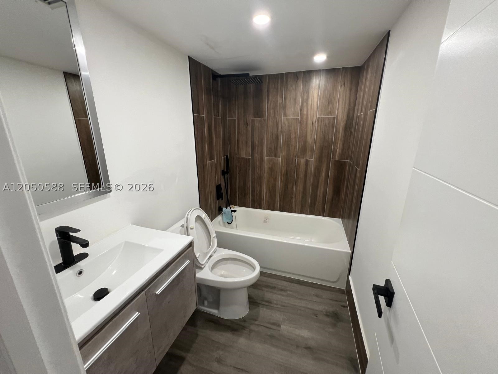 OAKS CONDO - Residential Lease