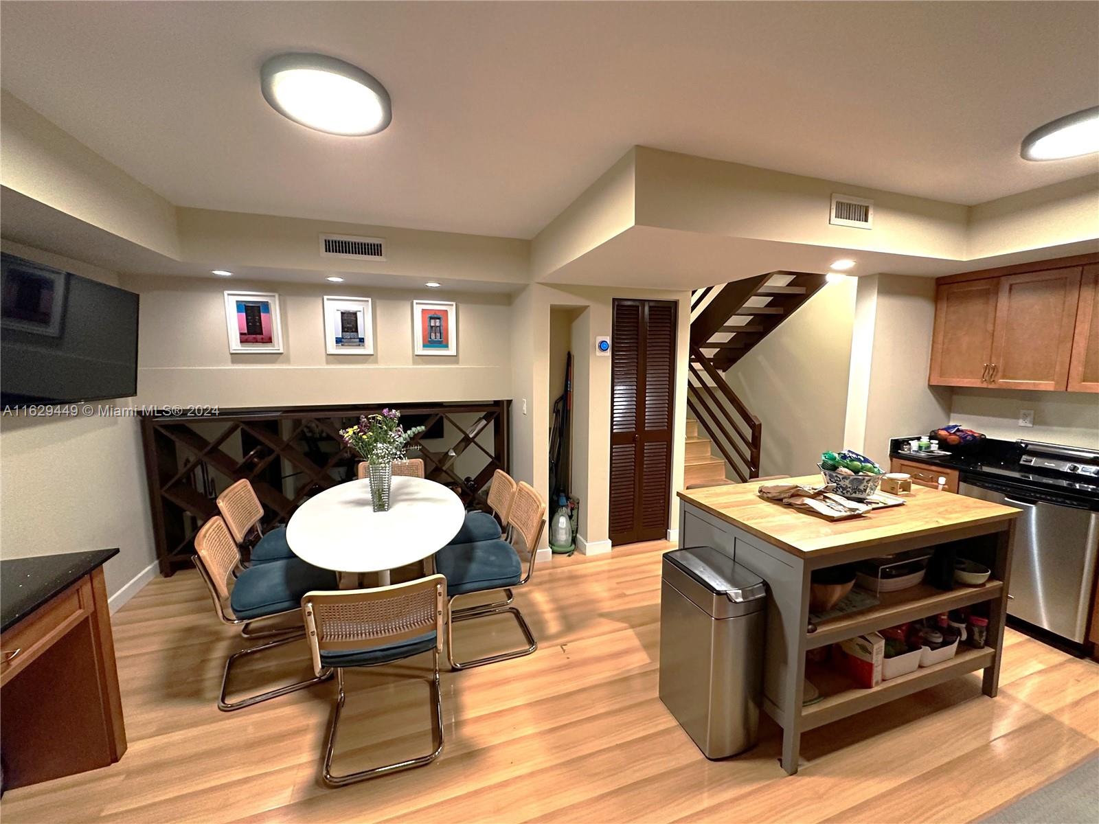 VALENCIA TOWNHOUSE CONDO - Residential Lease