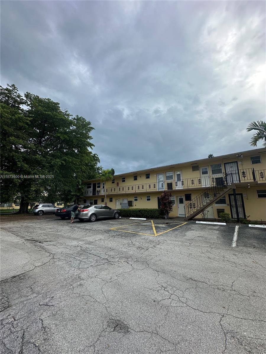 BISC LAKE GARDENS CONDO N - Residential Lease