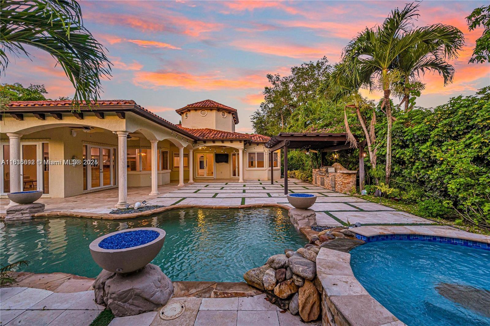 Pinecrest Oaks - Residential