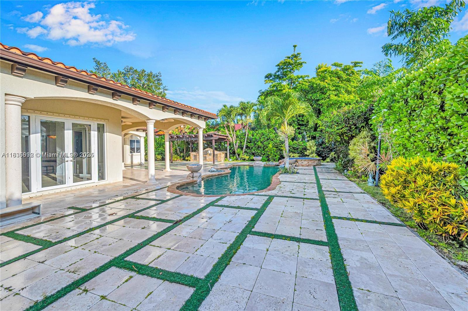 Pinecrest Oaks - Residential