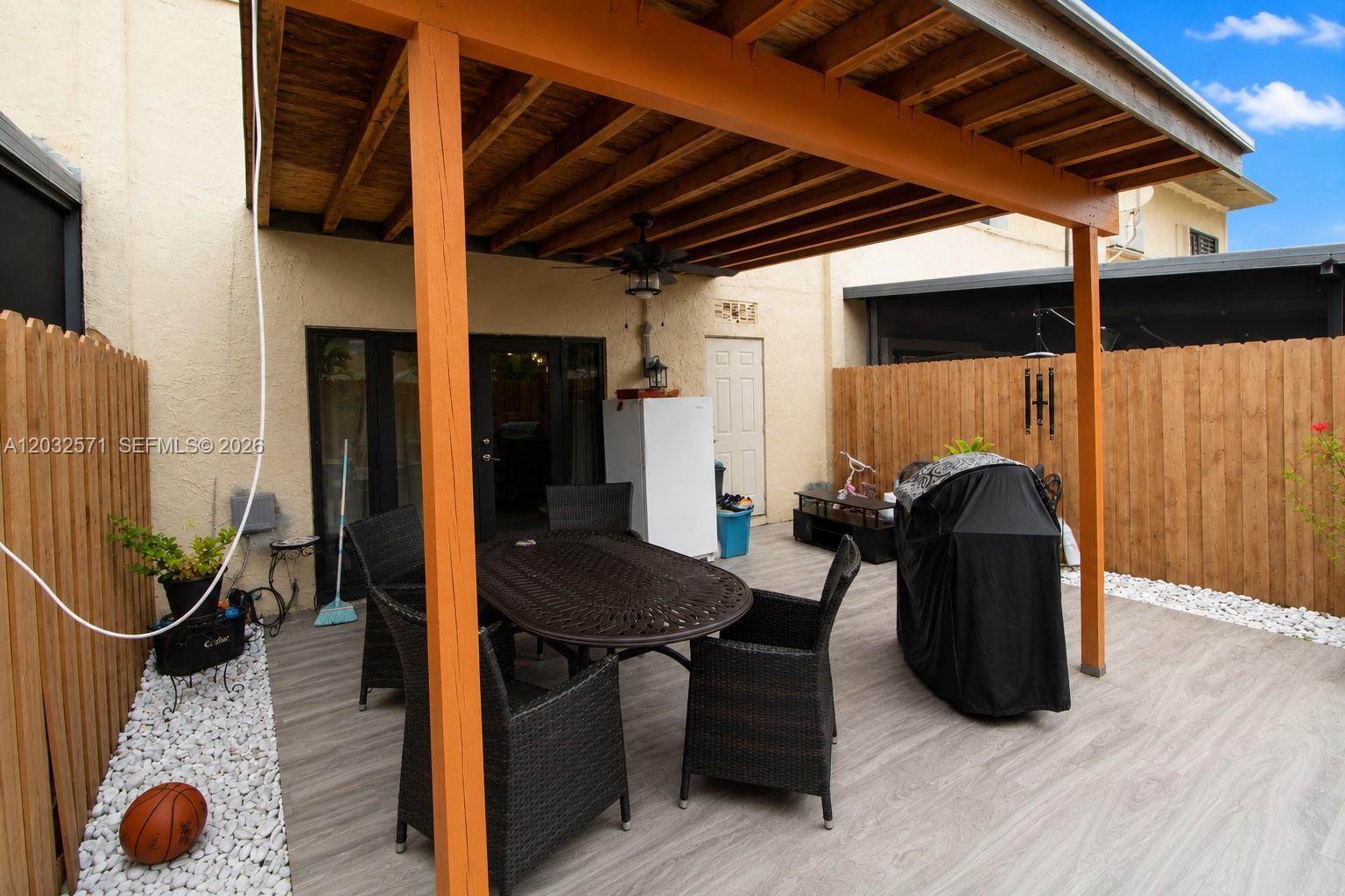 TAMIAMI LAKES TOWNHOUSES - Residential