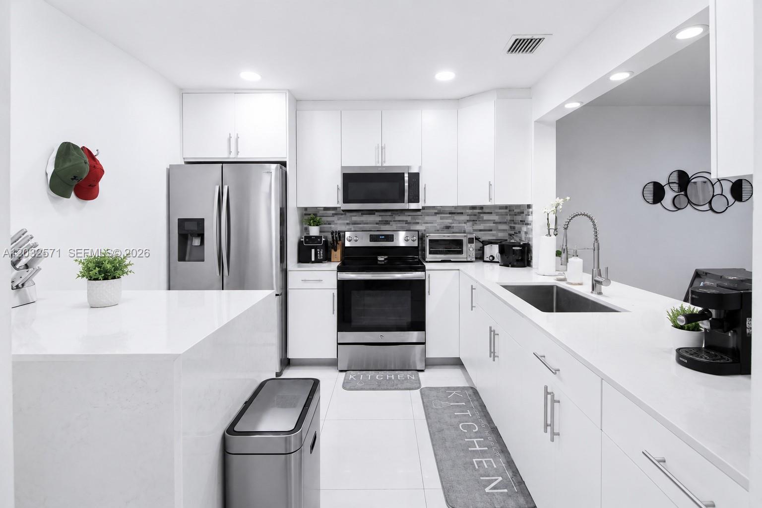 TAMIAMI LAKES TOWNHOUSES - Residential