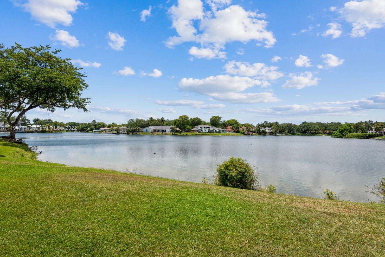FAMILY TOWNHOUSES OF LAKE - Residential
