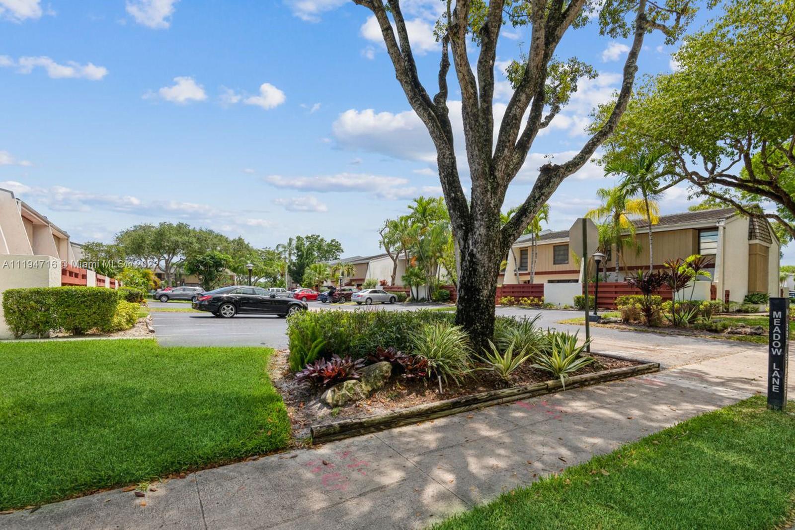 FAMILY TOWNHOUSES OF LAKE - Residential