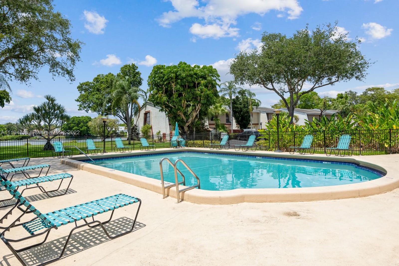 FAMILY TOWNHOUSES OF LAKE - Residential