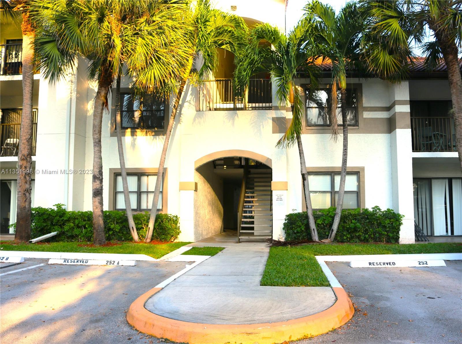 HOLLYWOOD PARC CONDOMINIU - Residential Lease