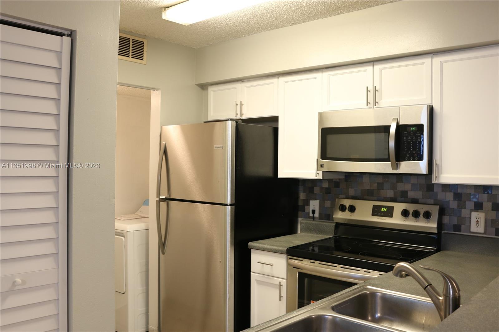 HOLLYWOOD PARC CONDOMINIU - Residential Lease