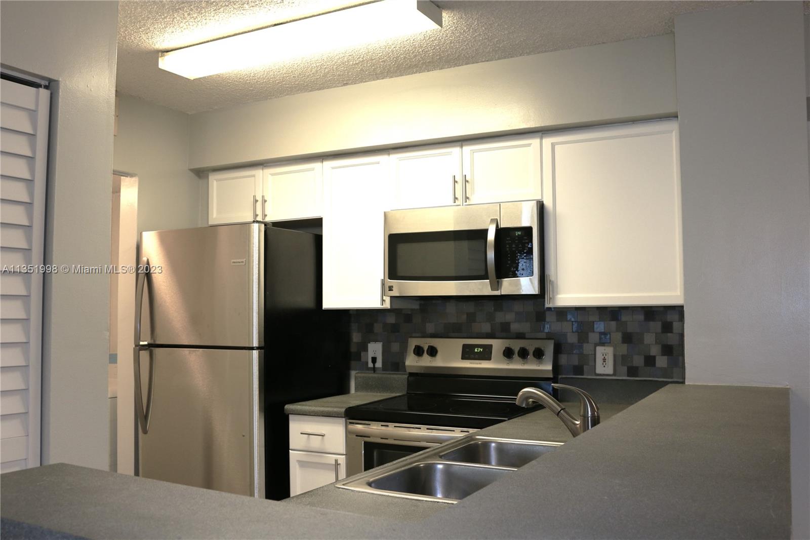 HOLLYWOOD PARC CONDOMINIU - Residential Lease