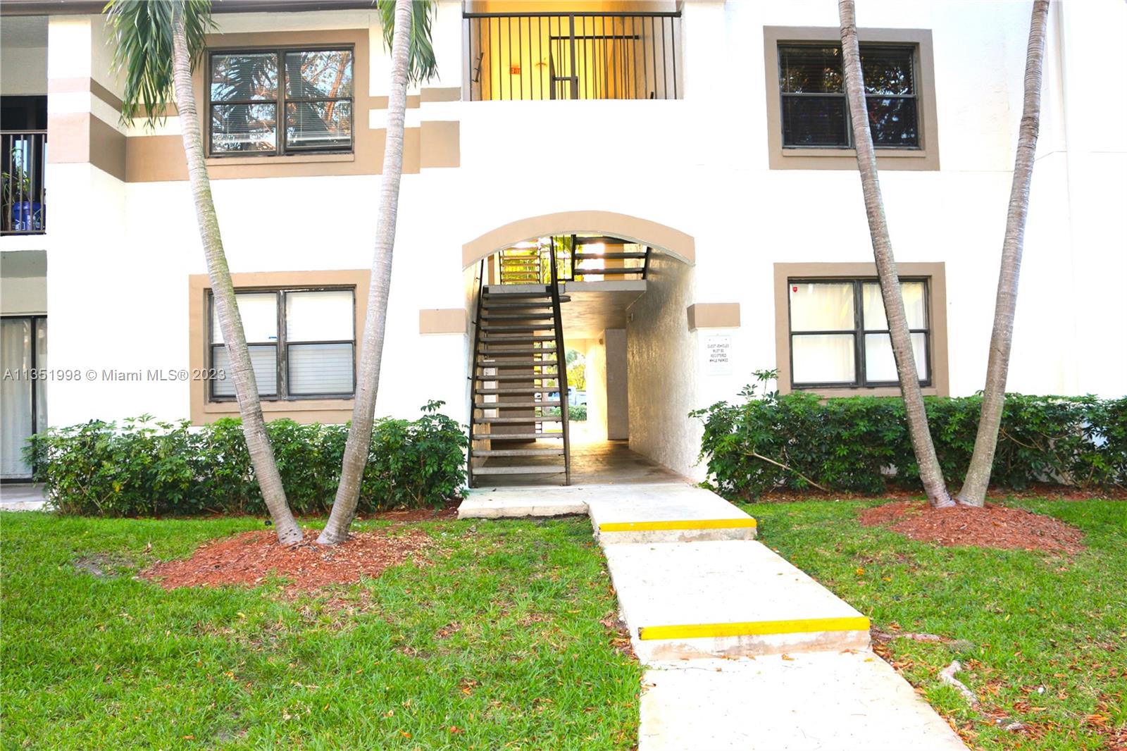 HOLLYWOOD PARC CONDOMINIU - Residential Lease