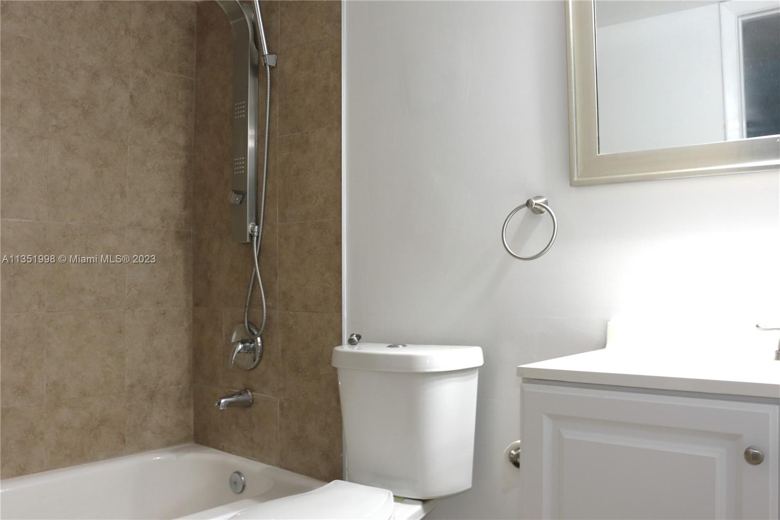 HOLLYWOOD PARC CONDOMINIU - Residential Lease