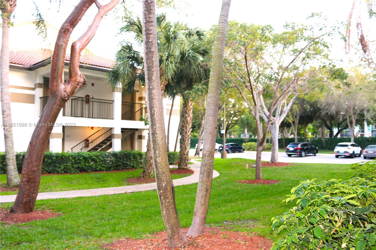 HOLLYWOOD PARC CONDOMINIU - Residential Lease