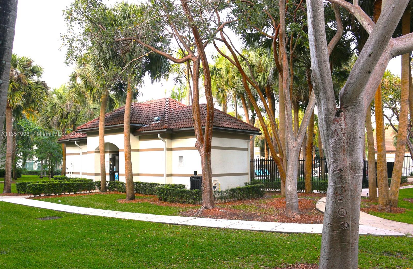 HOLLYWOOD PARC CONDOMINIU - Residential Lease