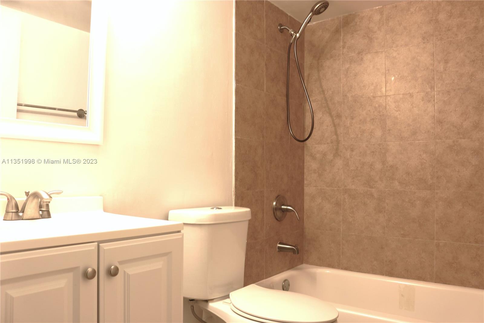 HOLLYWOOD PARC CONDOMINIU - Residential Lease