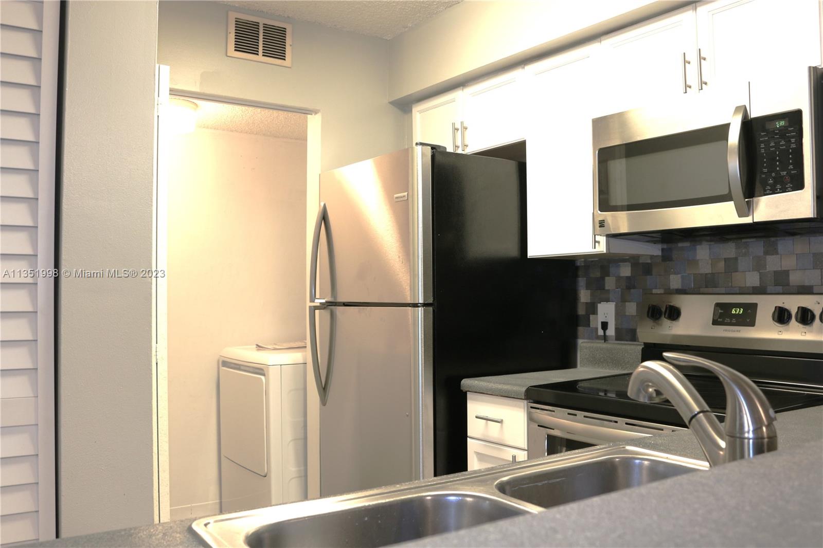 HOLLYWOOD PARC CONDOMINIU - Residential Lease