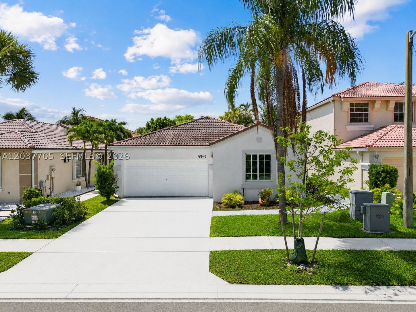 This is the opportunity you are looking for. Updated 4 bedroosms and 2 bath in desirable Pembroke Pines area. Close to shopping, pharmacies and A+ scholls.  Easy to show!
