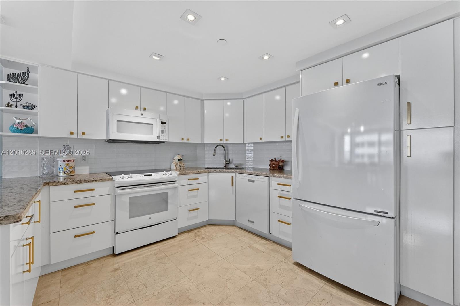 THE ALEXANDER CONDO - Residential