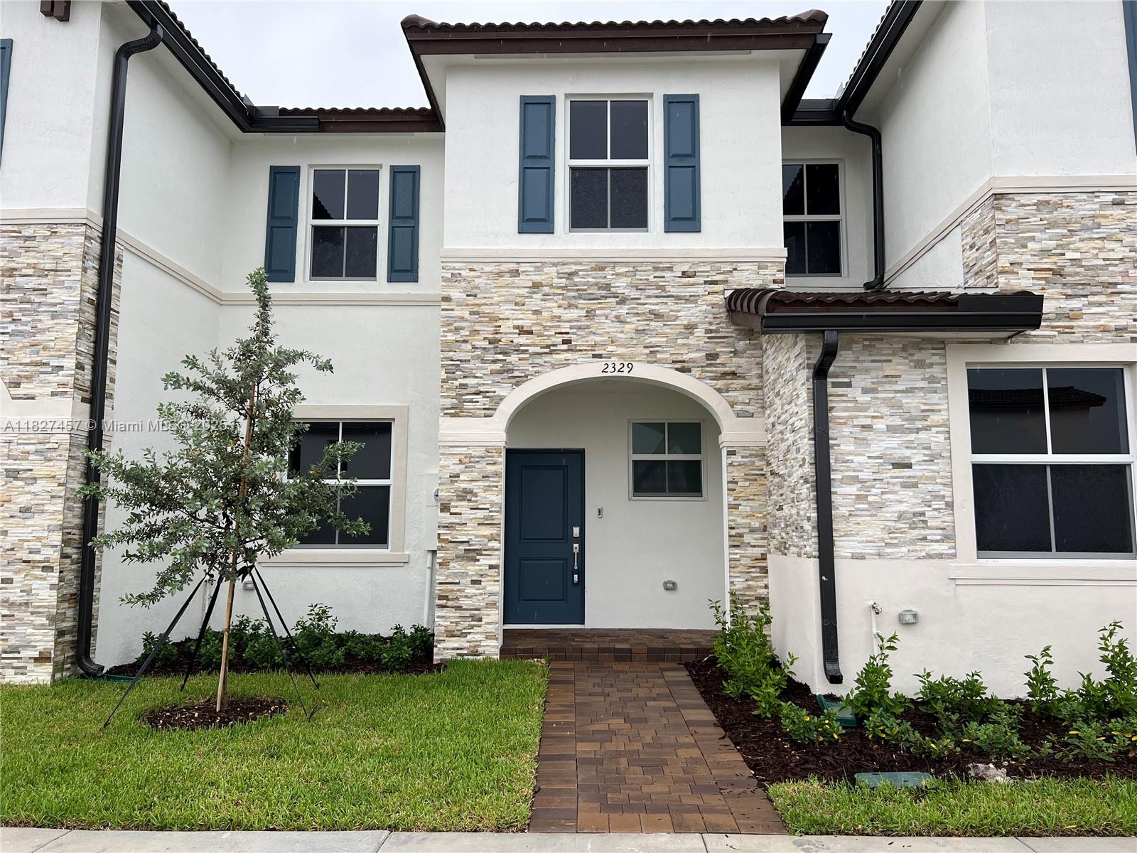 Water front patio, beautiful villa in Westview only 2 years from new, nice club house with pool and gym, very well maintained community, and the best is the location because is very near all principal freeways