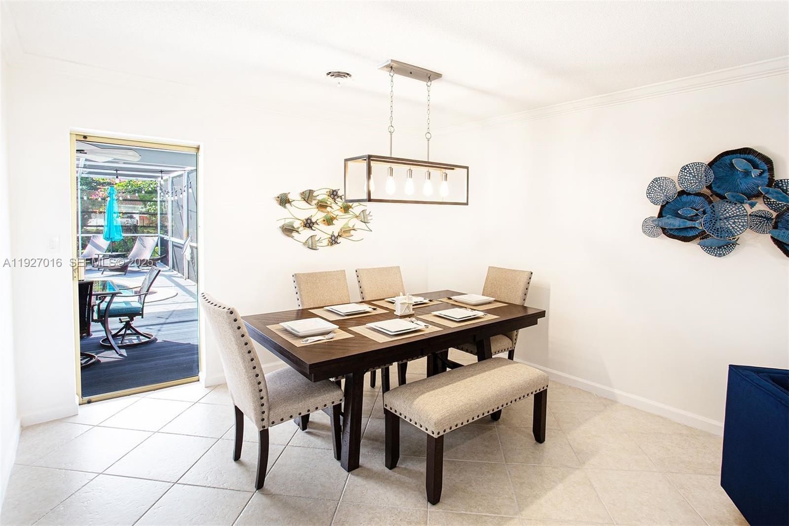 HOLLYWOOD HILLS - Residential
