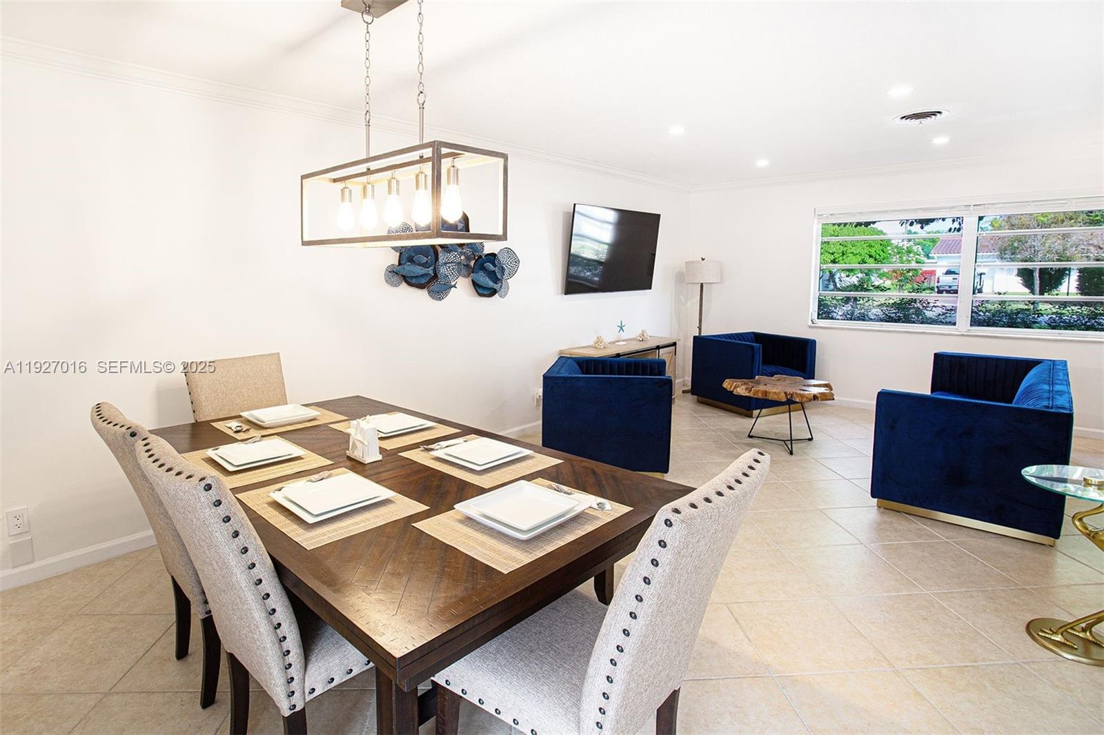 HOLLYWOOD HILLS - Residential