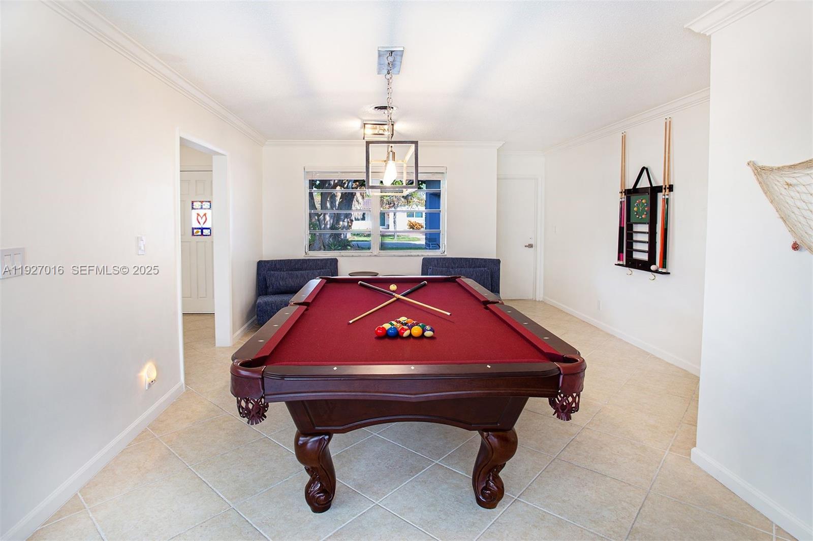HOLLYWOOD HILLS - Residential