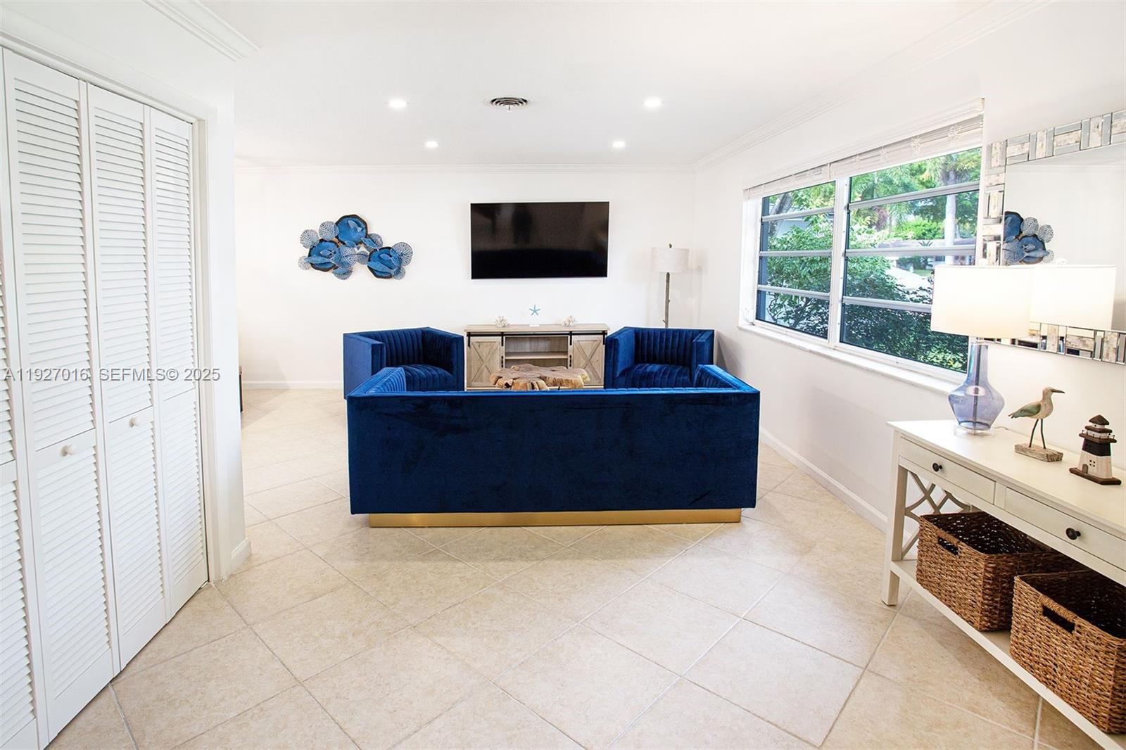 HOLLYWOOD HILLS - Residential
