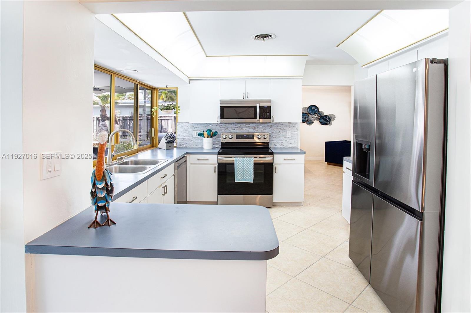 HOLLYWOOD HILLS - Residential