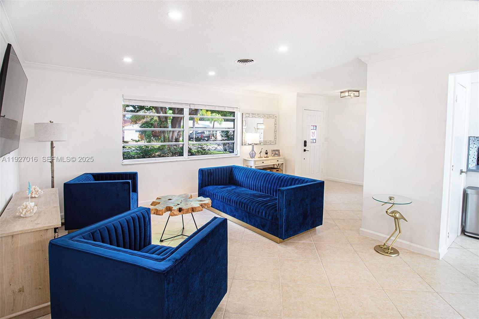 HOLLYWOOD HILLS - Residential
