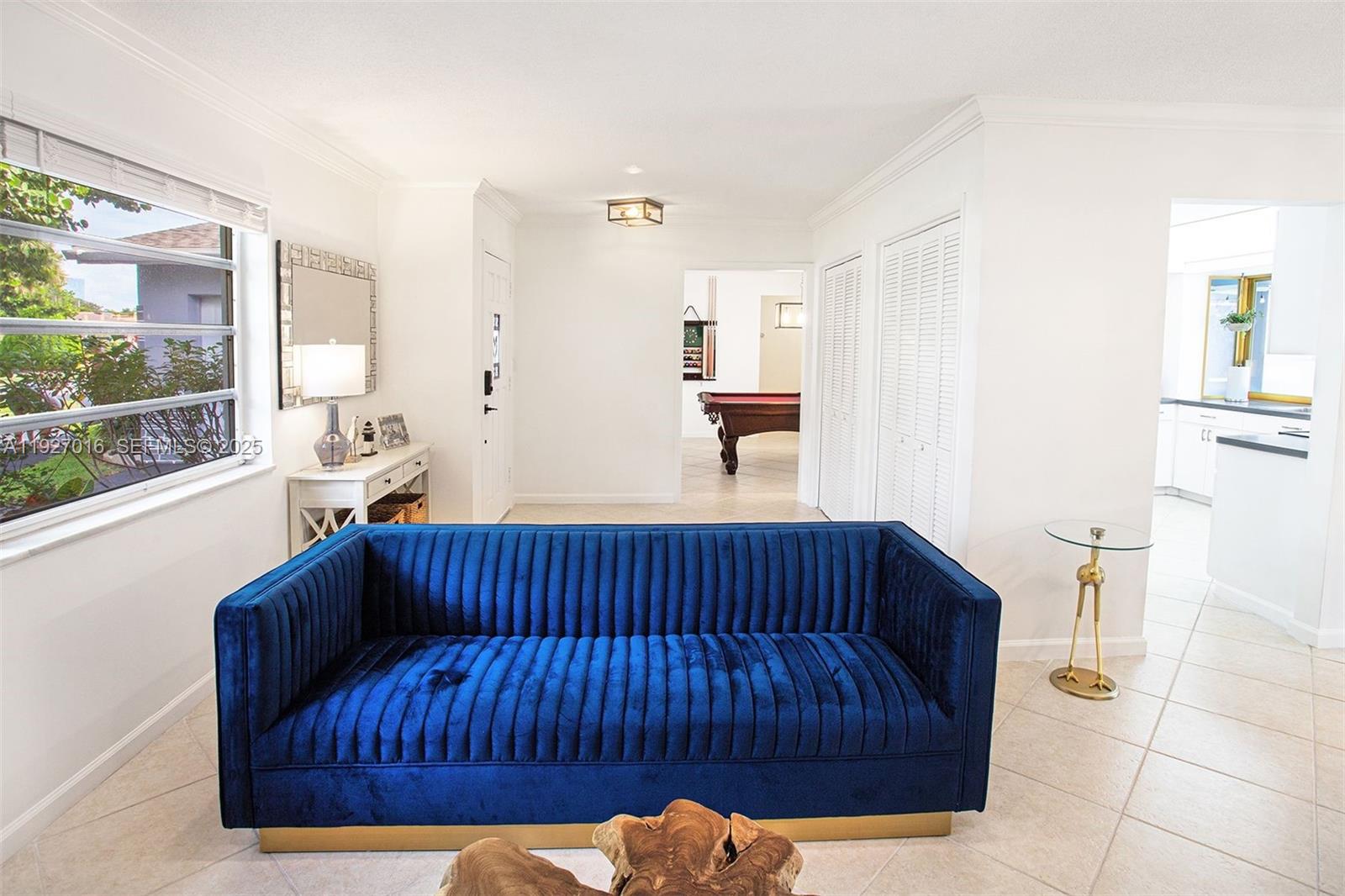 HOLLYWOOD HILLS - Residential