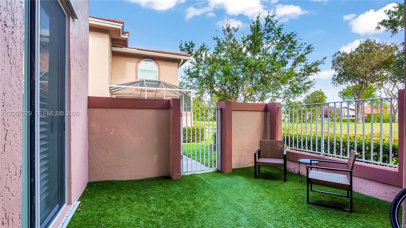 CORAL SPRINGS COUNTRY CLU - Residential