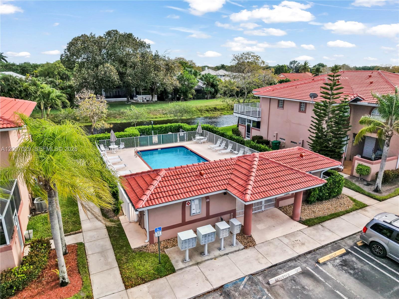 CORAL SPRINGS COUNTRY CLU - Residential