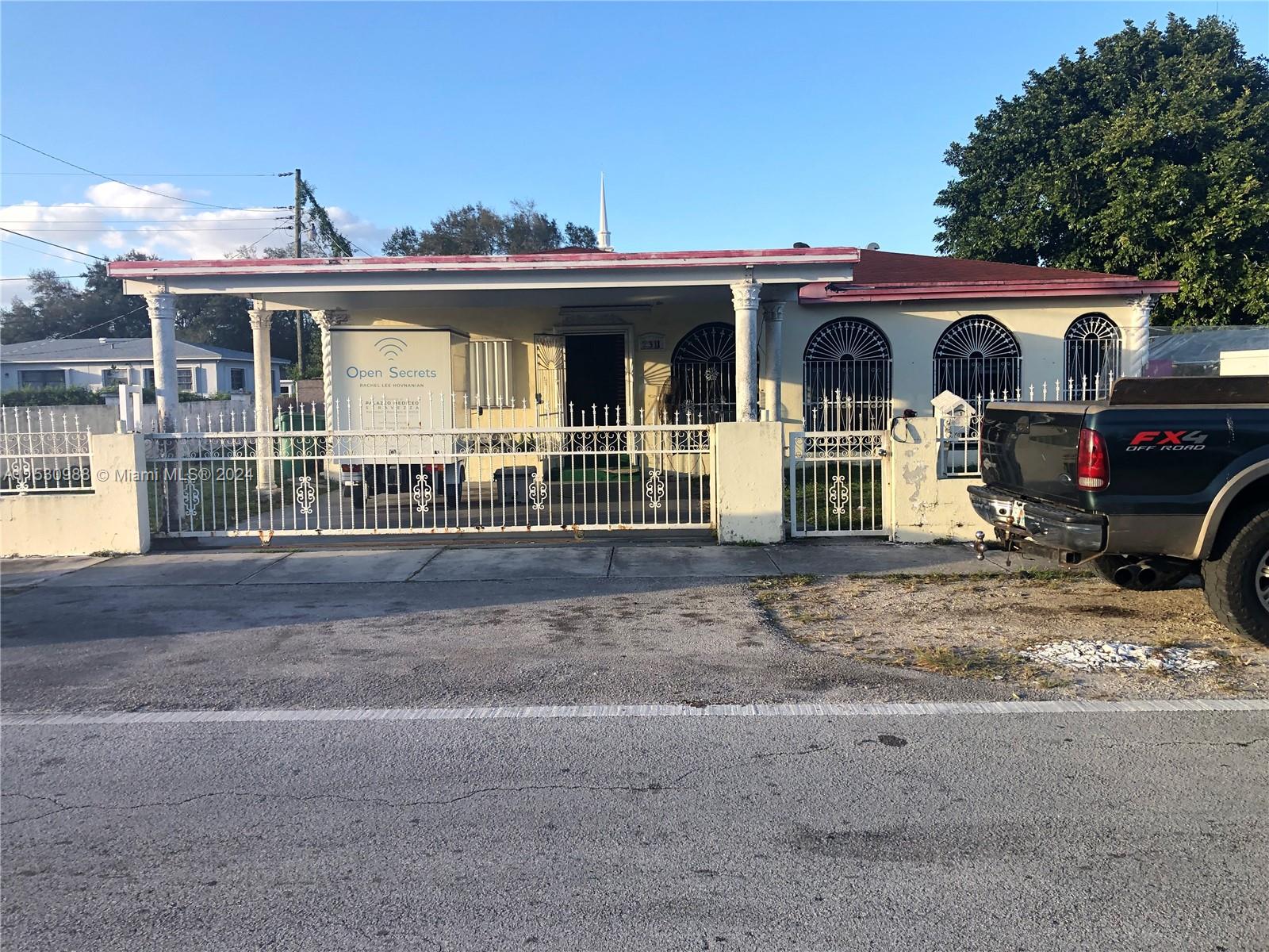 This centrally located 3 bedroom 2 bathroom property is a wonderful home for a family or for an investment property. Do not miss this amazing opportunity to make this your home.