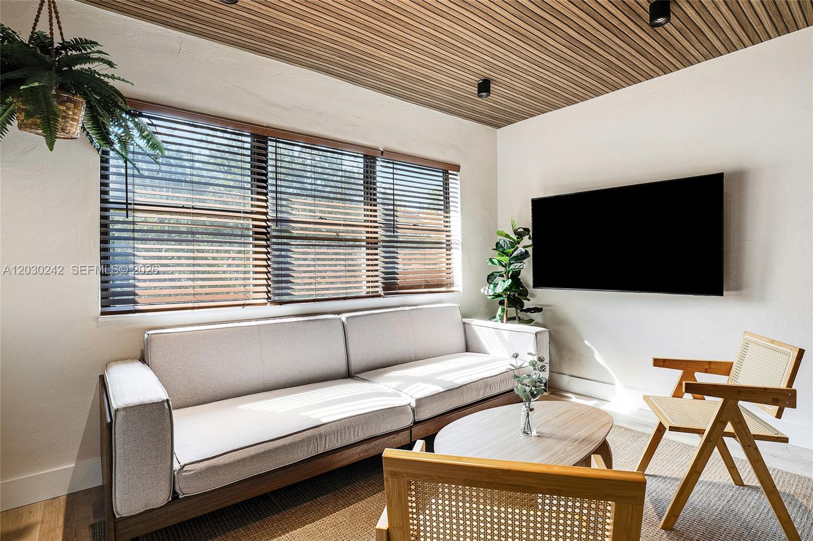 MARSEILLES DECO CONDO - Residential Lease