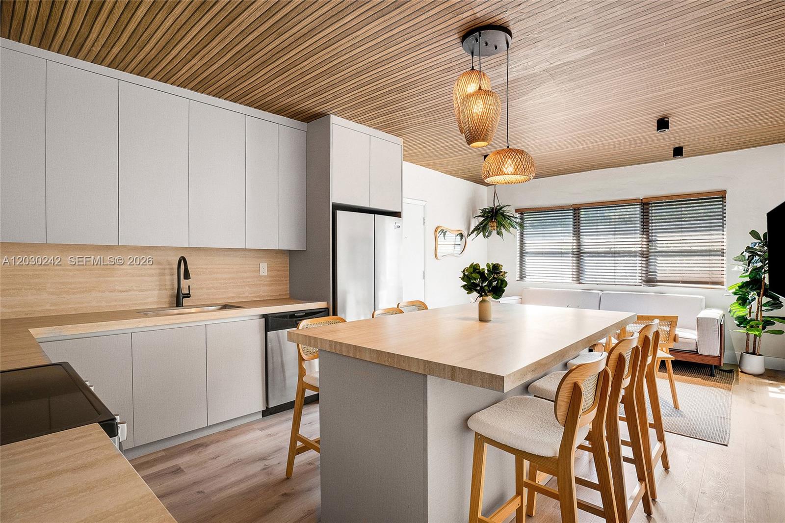 MARSEILLES DECO CONDO - Residential Lease
