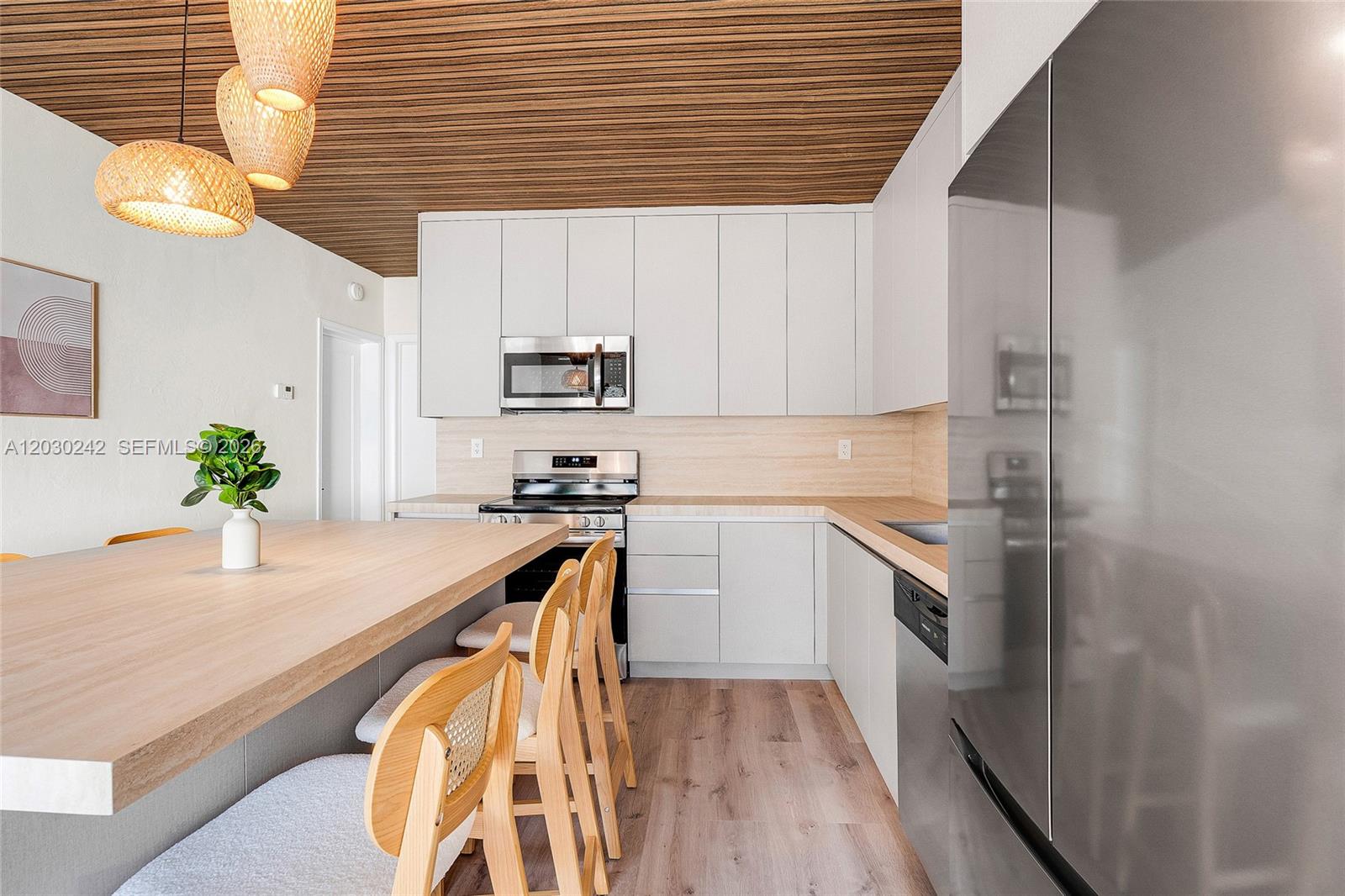 MARSEILLES DECO CONDO - Residential Lease